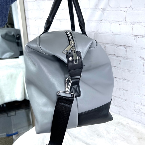 🚫SOLD! •NWT🤩 |•ELLEN TRACY•| Gorgeous The 20" Smooth Color Block Duffle Bag - Picture 5 of 16